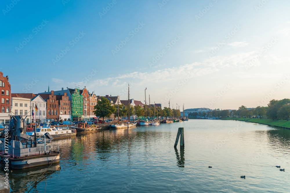 Historisches Stadtbild mit dem Fluss Trave in Lübeck