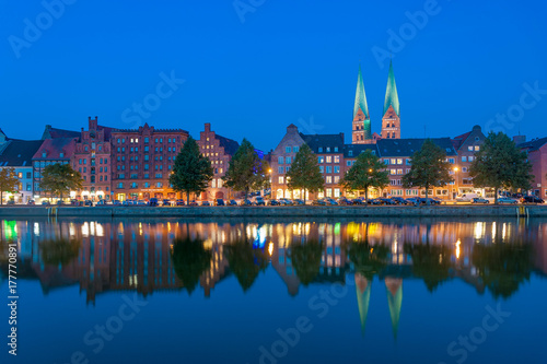 Historisches Stadtbild an der Untertrave mit Sankt Marien Kirche in Lübeck
