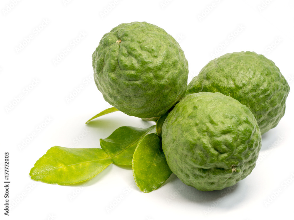 Obraz premium close up group of fresh bergamot with green leaves isolated on white background. benefits of bergamot for beauty and health concept