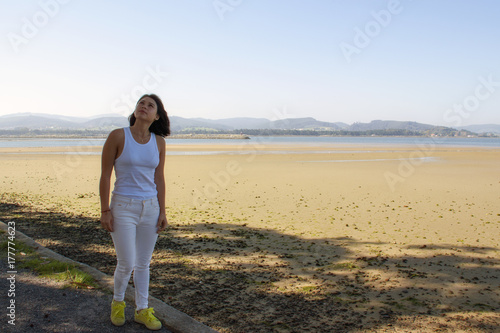 Mujer en Exterior de Día