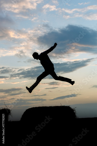 Силуэт прыгающего молодого человека