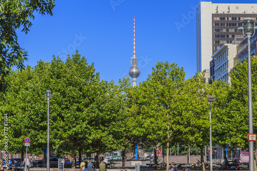 Stadtszene von Berlin mit Fernsehturm und Alleebäumen im Vodergrund zur Mittagszeit im Sommer 2013