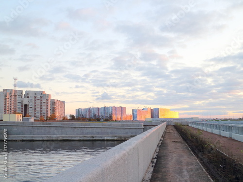 embankments, canals, urban blocks in the evening on the coast © Andrey