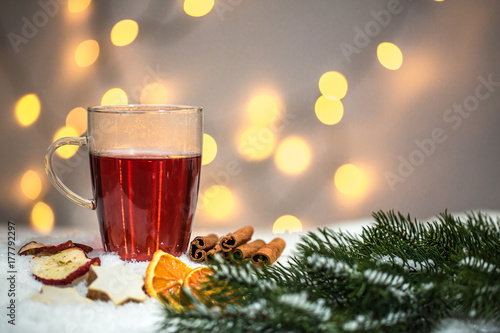 Heißer Tee und weihnachtliche Dekoration