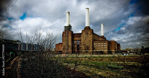 Valokuva Ancient thermoelectric coal power plant on the banks of the Thames