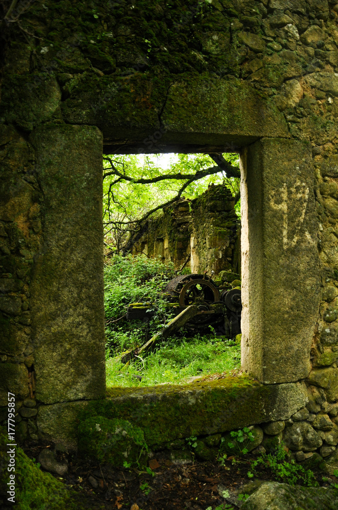 Ventana de una fabrica abandonada Ventana de una fabrica abandonada