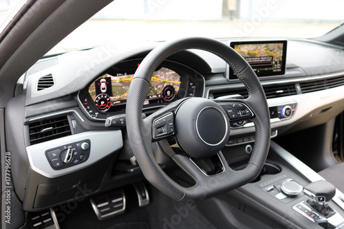 modernes Auto Cockpit mit Navi Display © RAM