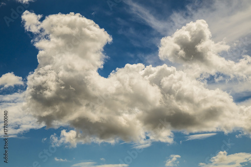 Blaue Himmel mit unterschiedlichen Wolken und wolkengebilde