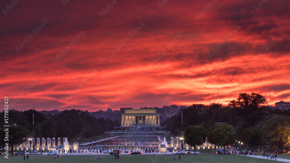 Naklejka premium Sunset view of Lincoln Memorial 