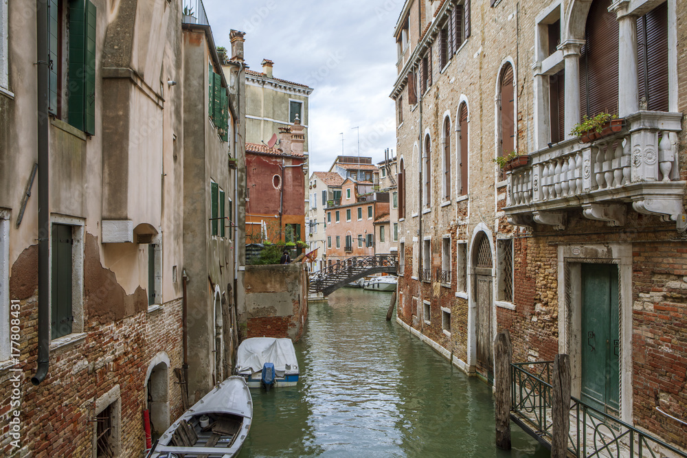 Вид на старые фасады домов лодки и канал. Венеция. Италия