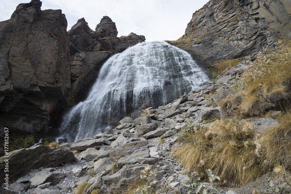 Красивый водопад в горном ущелье, живописная панорама, дикая природа Северного Кавказа