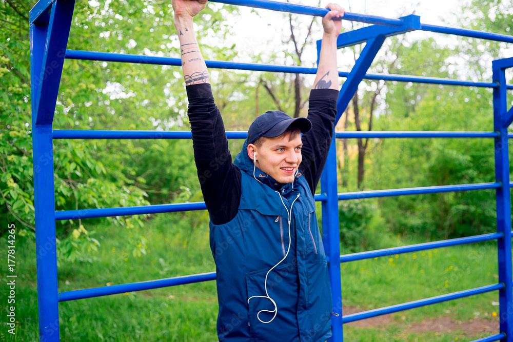 Fototapeta premium Guy working out outside