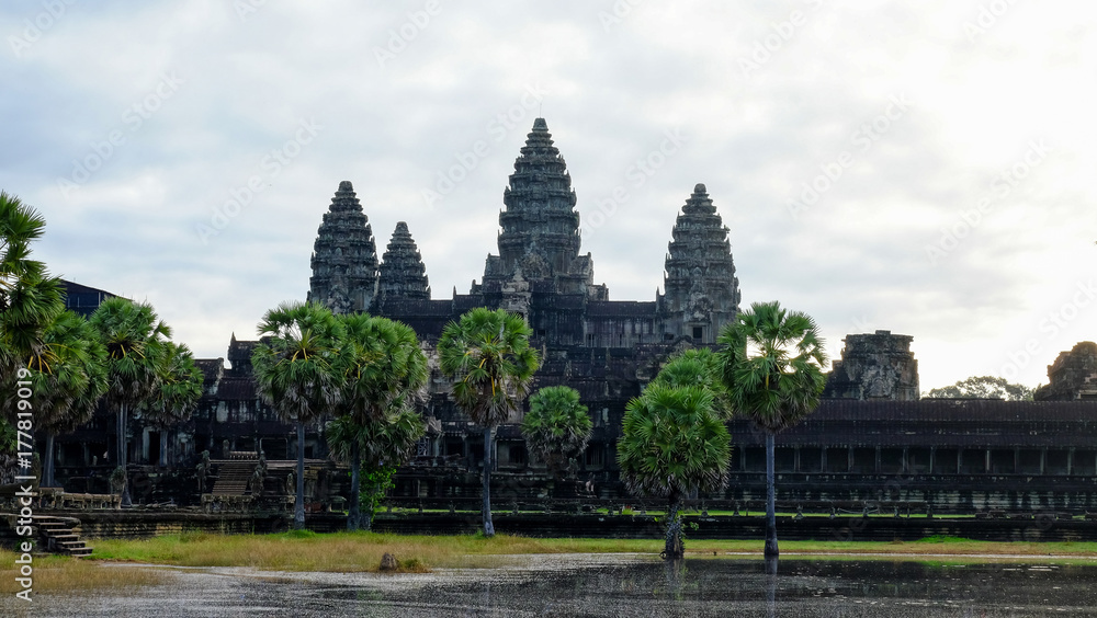 Obraz premium dark Angkor Wat after raining