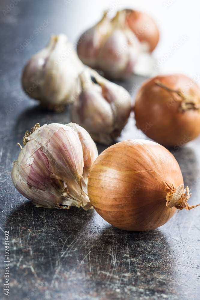 Fresh onion and garlic bulbs.