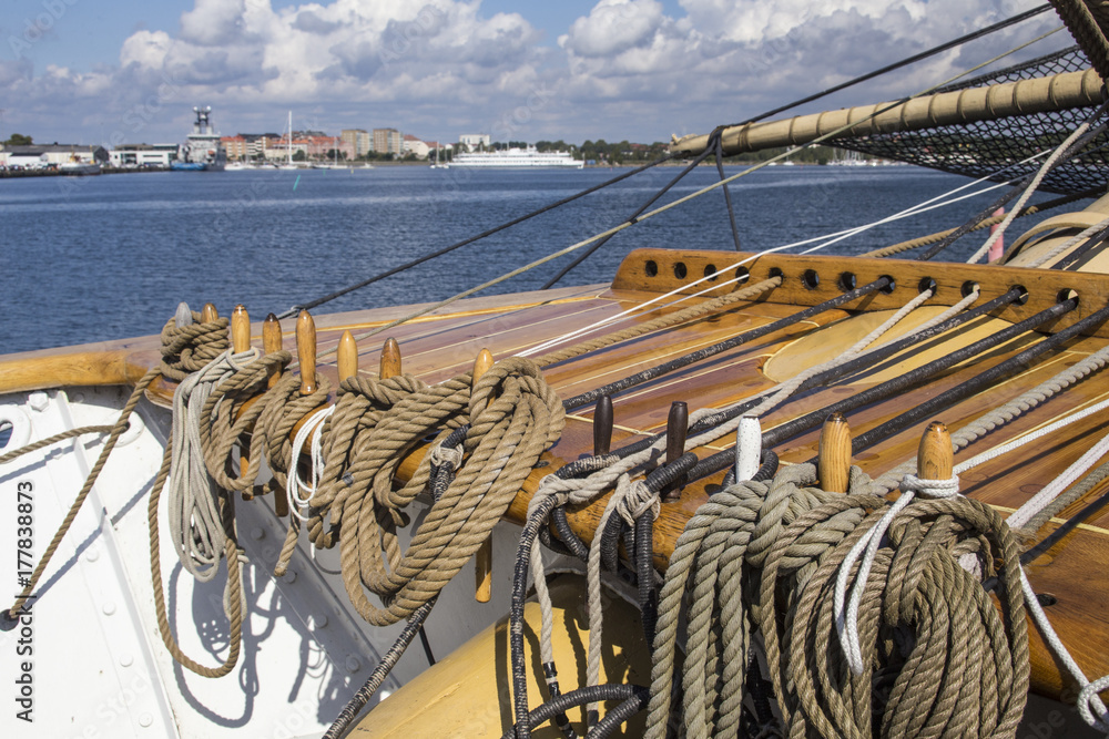 Obraz premium Details of a traditional tall ship with properly cleared lines build at the beginning of the 20th century