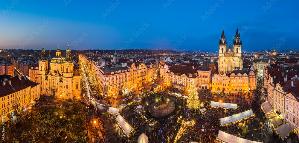 Naklejka premium Jarmark bożonarodzeniowy w Pradze w Czechach