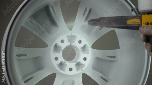Powder painting of auto wheel