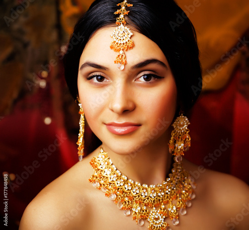 Foto beauty sweet real indian girl in sari smiling on black backgroun