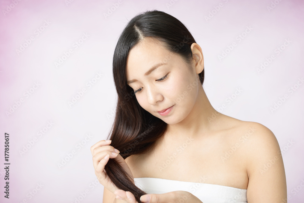 ヘアケアをする女性 ヘアケアをする女性