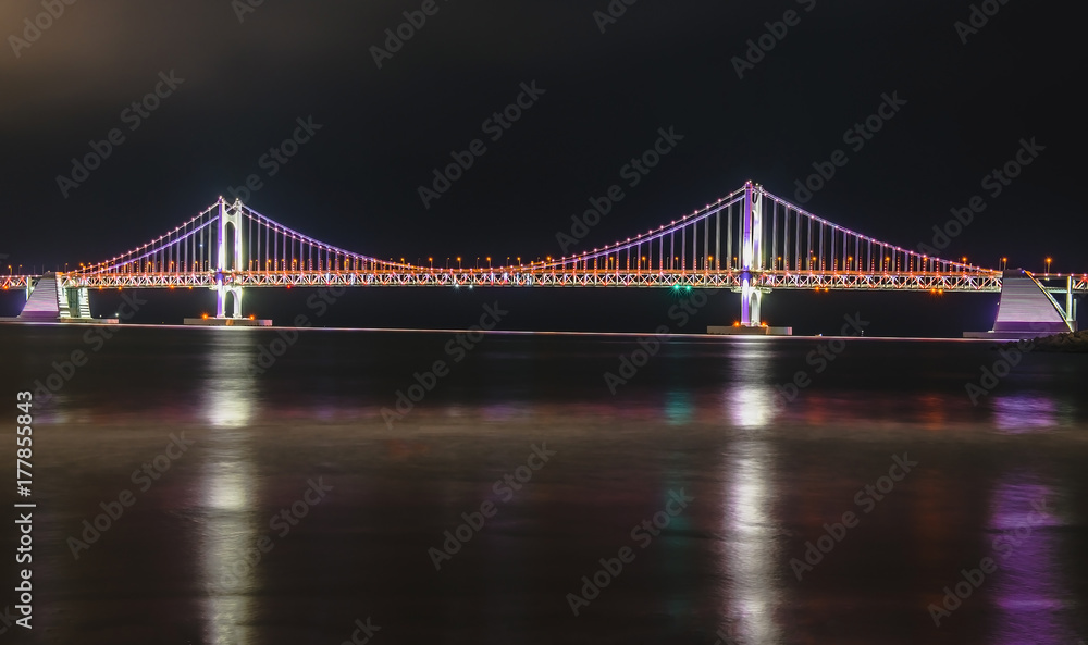Obraz premium GwangAn Bridge i Haeundae w nocy w Busan, Korea