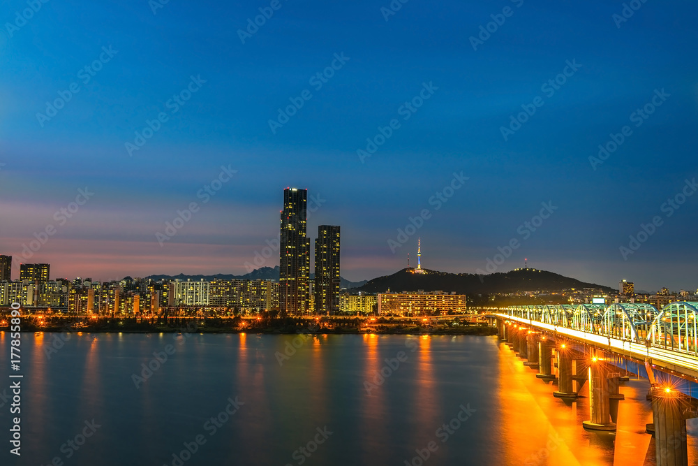 Naklejka premium City skyline at the Han River in downtown Seoul at night South Korea