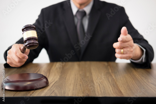 Fotografie judge wags his finger as he lays down the law
