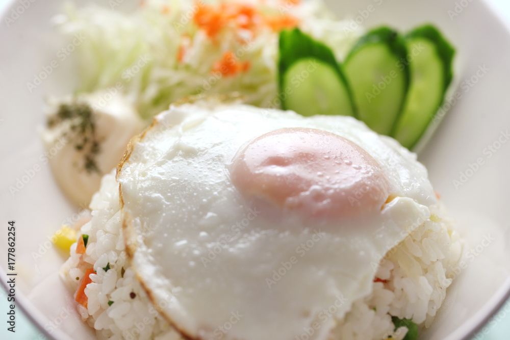 チャーハンと目玉焼き