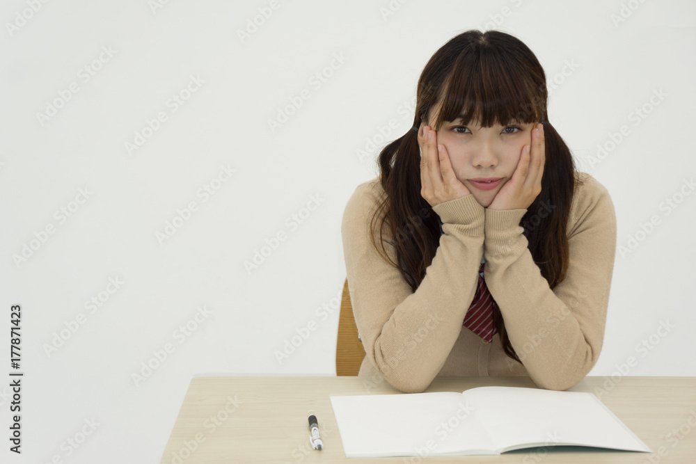 頬杖つく女子高生 頬杖つく女子高生