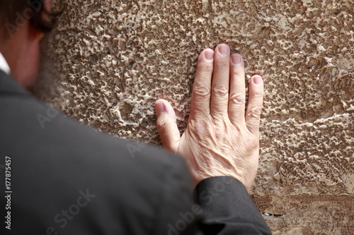Φωτογραφία People praying at the wailing wall in Jerusalem old city
