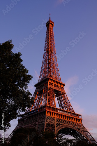 Le moment de coucher du soleil, Paris, France