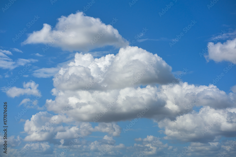 Obraz premium Blue summer sky white cumulus clouds