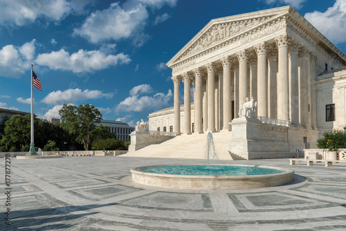 фотографія Washington DC, United States Supreme Court Building and fountain at sunny day