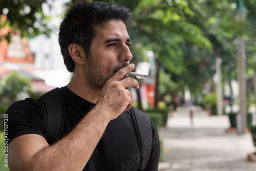 Foto asian man smoker smoking cigarette