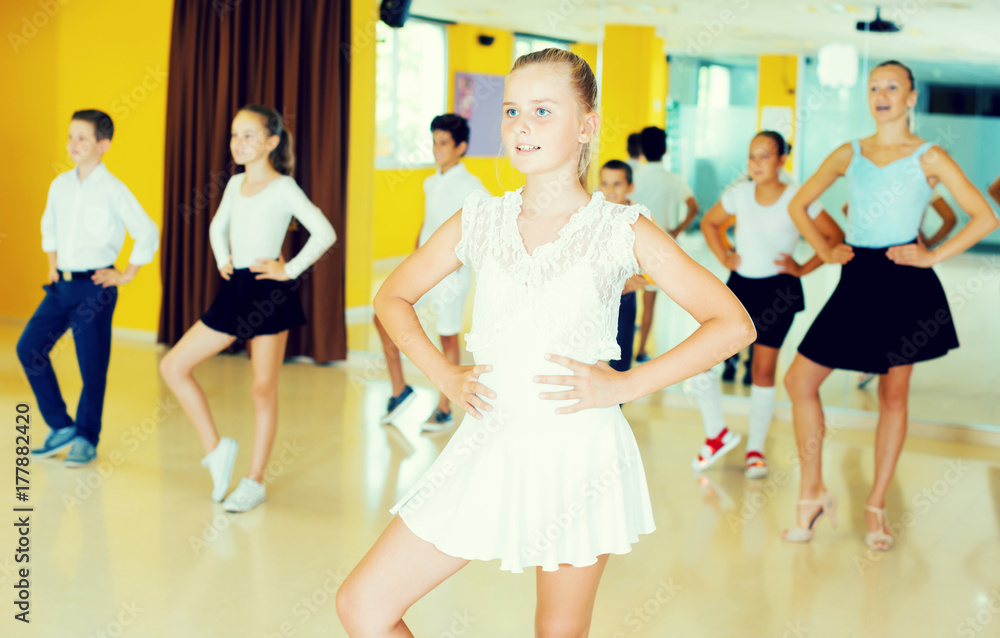 Fototapeta premium Boys and girls enjoying active dance