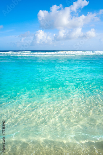 Fototapeta Naklejka Na Ścianę i Meble -  Caribbean turquoise beach clean waters