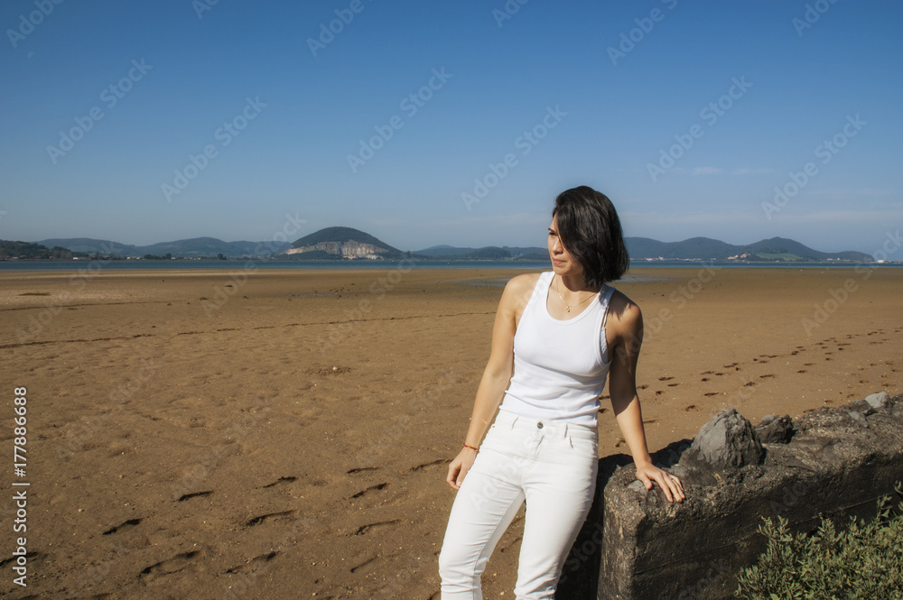 Mujer en Exterior de Día