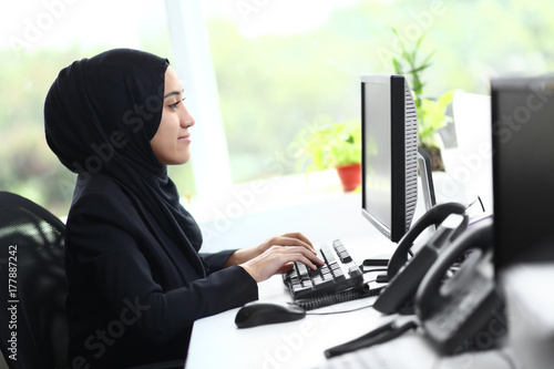 Quadro em tela Beautiful muslim lady at work