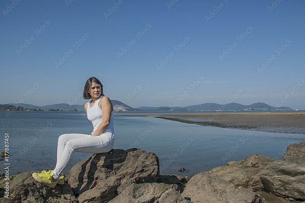 Mujer en Exterior de Día