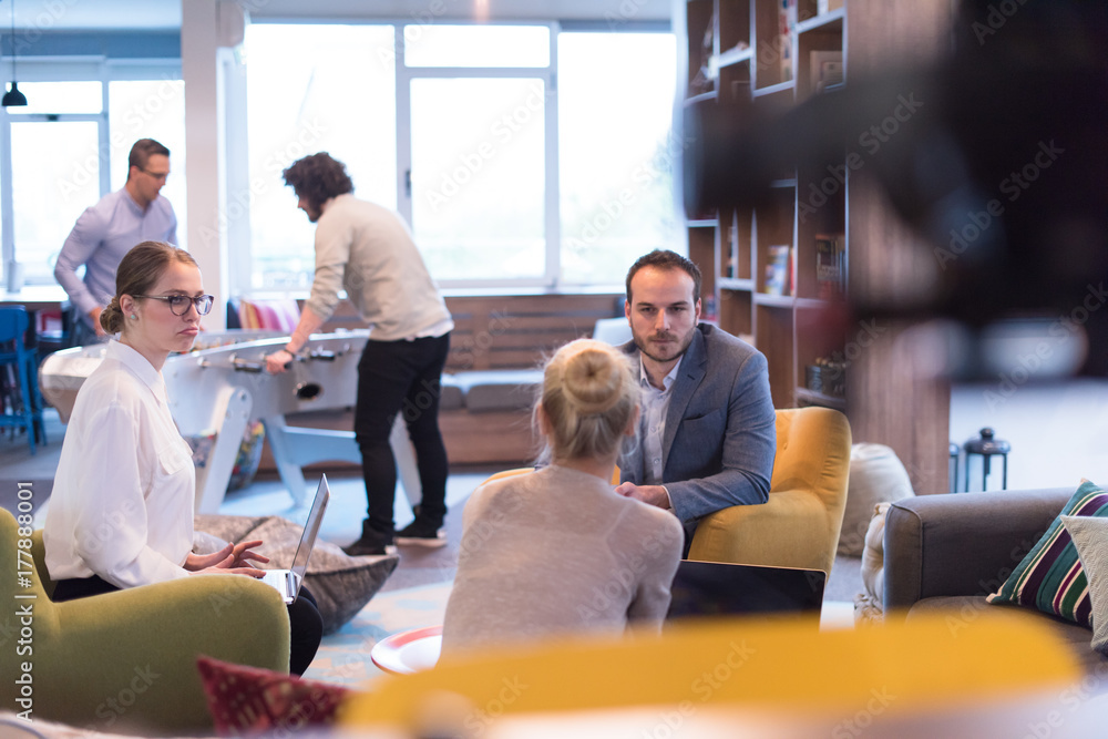 Obraz premium Startup Business Team At A Meeting at modern office building