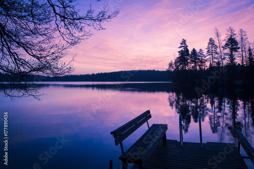  Watch the sunset behind and the light reflected on the surface