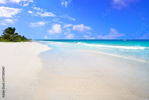 Fototapeta Naklejka Na Ścianę i Meble -  Mahahual Caribbean beach in Costa Maya