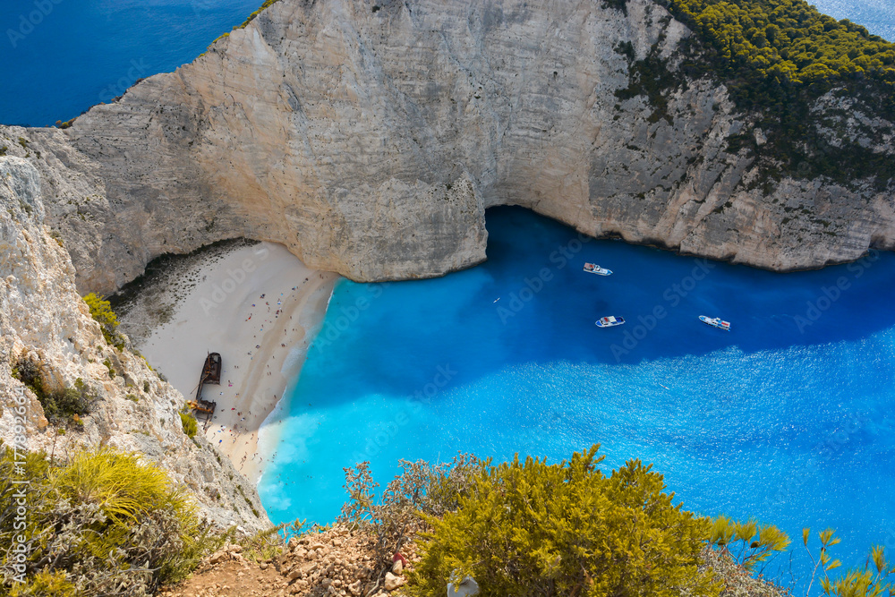 Naklejka premium Słynna plaża Navagio w Zante w Grecji