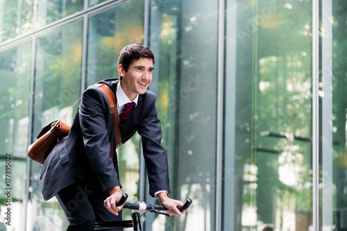 Photography Junger Arbeitnehmer pendelt zum Büro mit dem Fahrrad