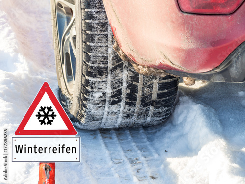 Winterreifen Reifenprofil Warnschild photo