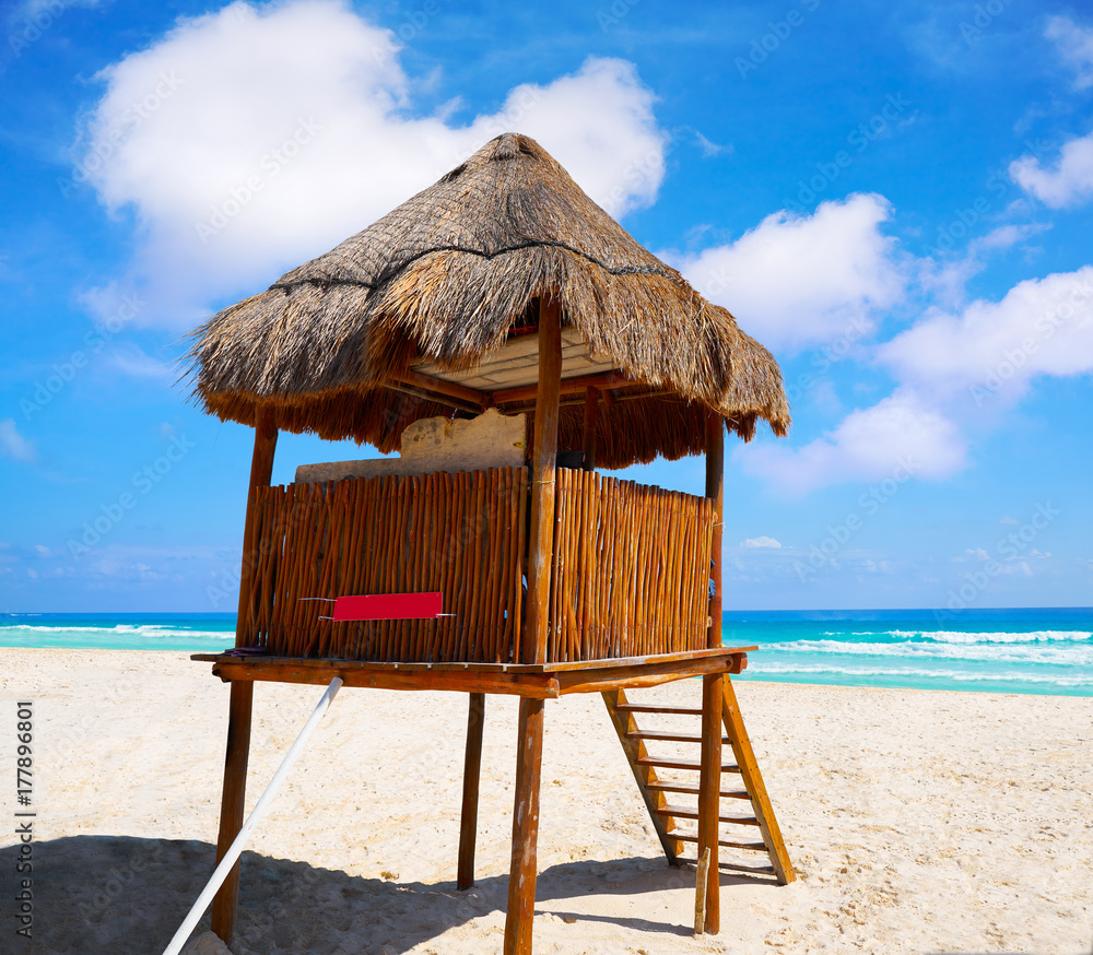 Fototapeta premium Playa Marlin in Cancun Beach in Mexico