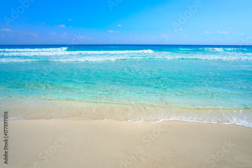 Fototapeta Naklejka Na Ścianę i Meble -  Playa Marlin in Cancun Beach in Mexico