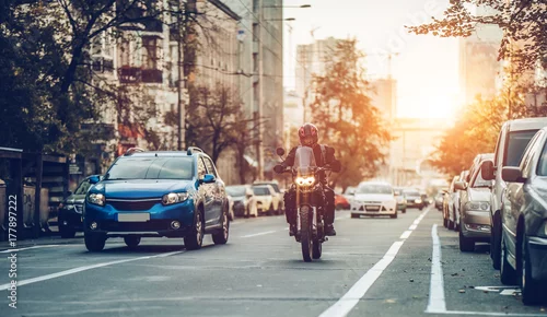 Obraz Motocykl i samochody na ulicy