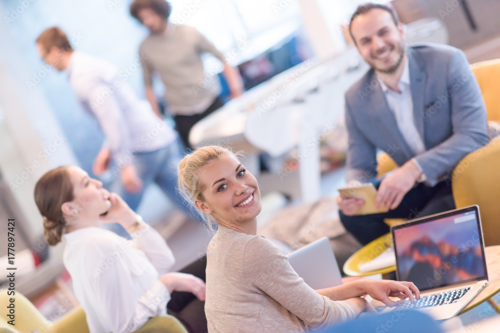 Obraz premium Startup Business Team At A Meeting at modern office building