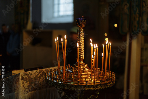 Горящие церковные свечи
