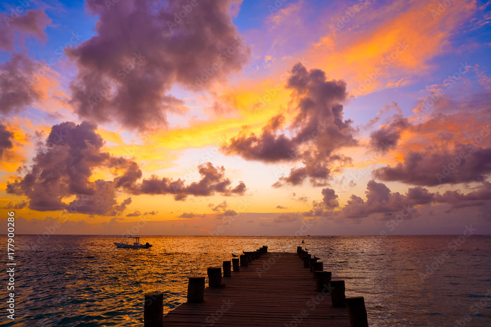 Obraz premium Riviera Maya pier sunrise in Caribbean Mayan